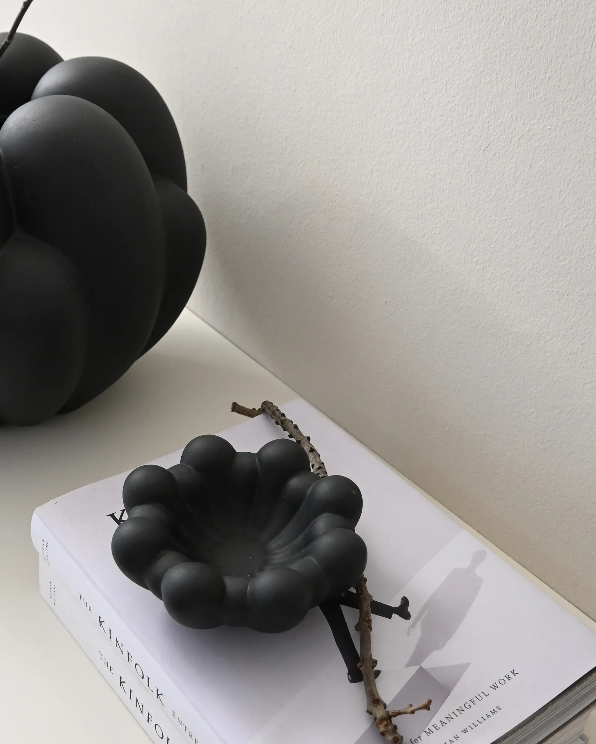Bloom Tray bowl medium Ø28.5 cm, Black 101 Copenhagen