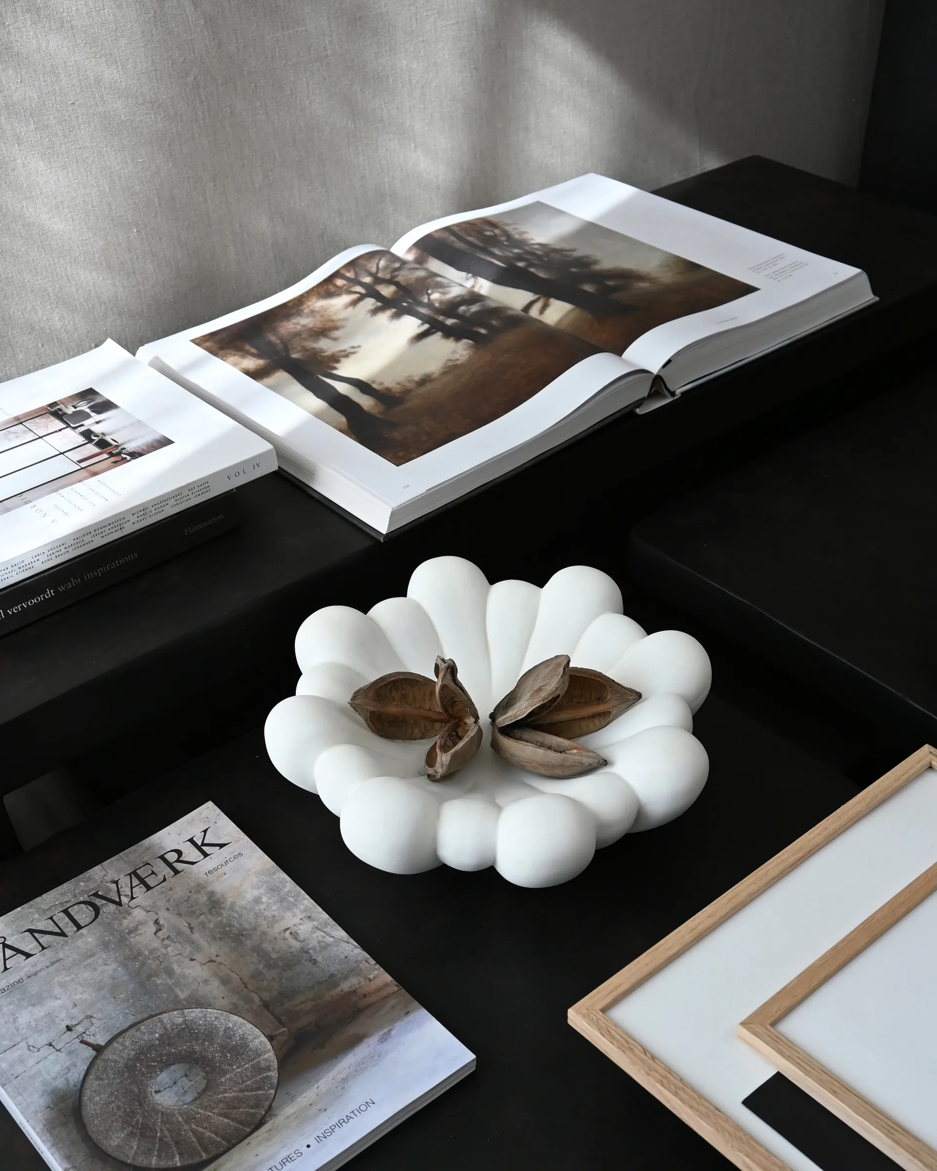 Bloom Tray bowl medium Ø28.5 cm, Bone white 101 Copenhagen