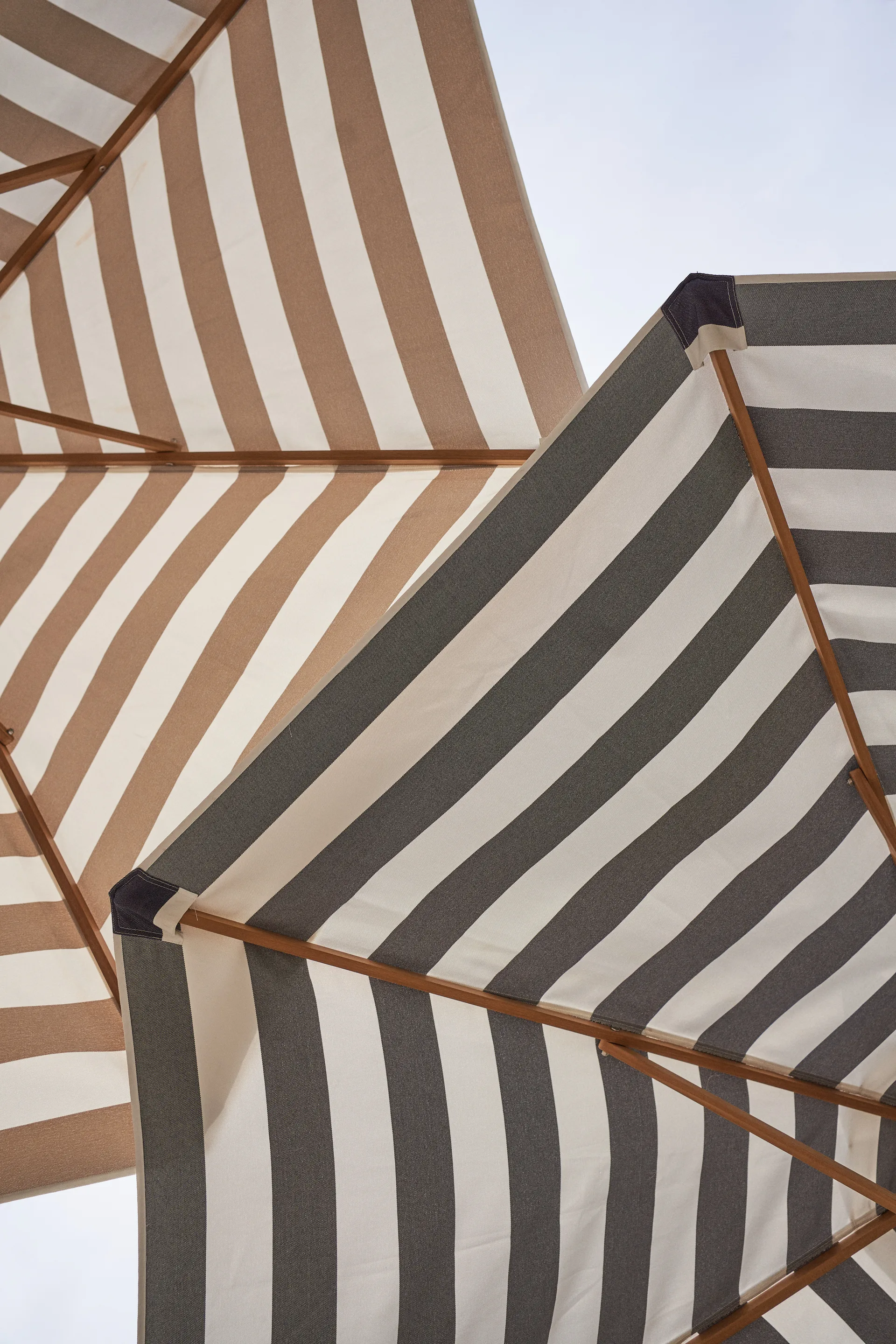 Hisshult parasol Ø270 cm, Blue stripe-teak 1898