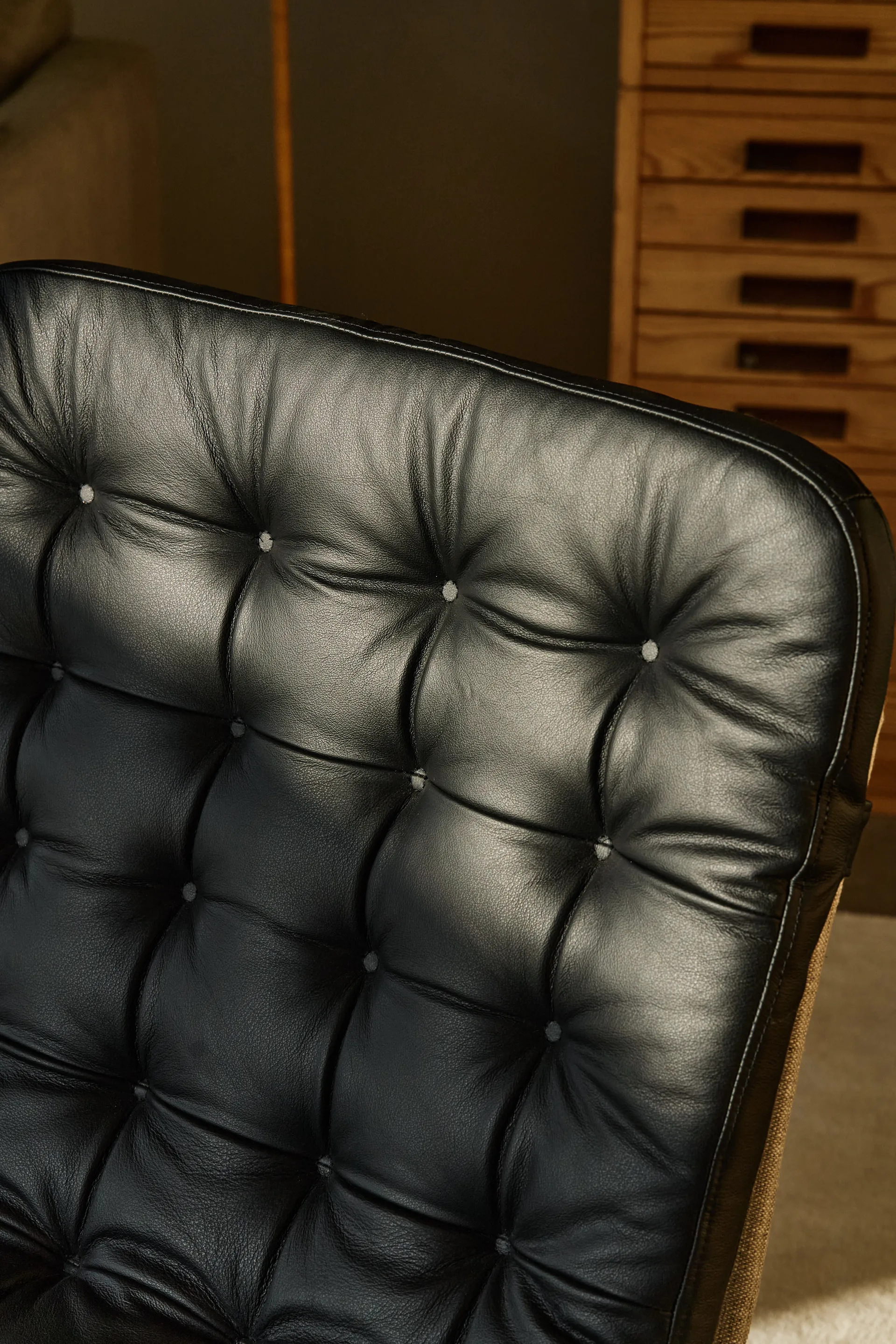 Loholm armchair with swivel function, Black leather-Bern Beige 0341 1898
