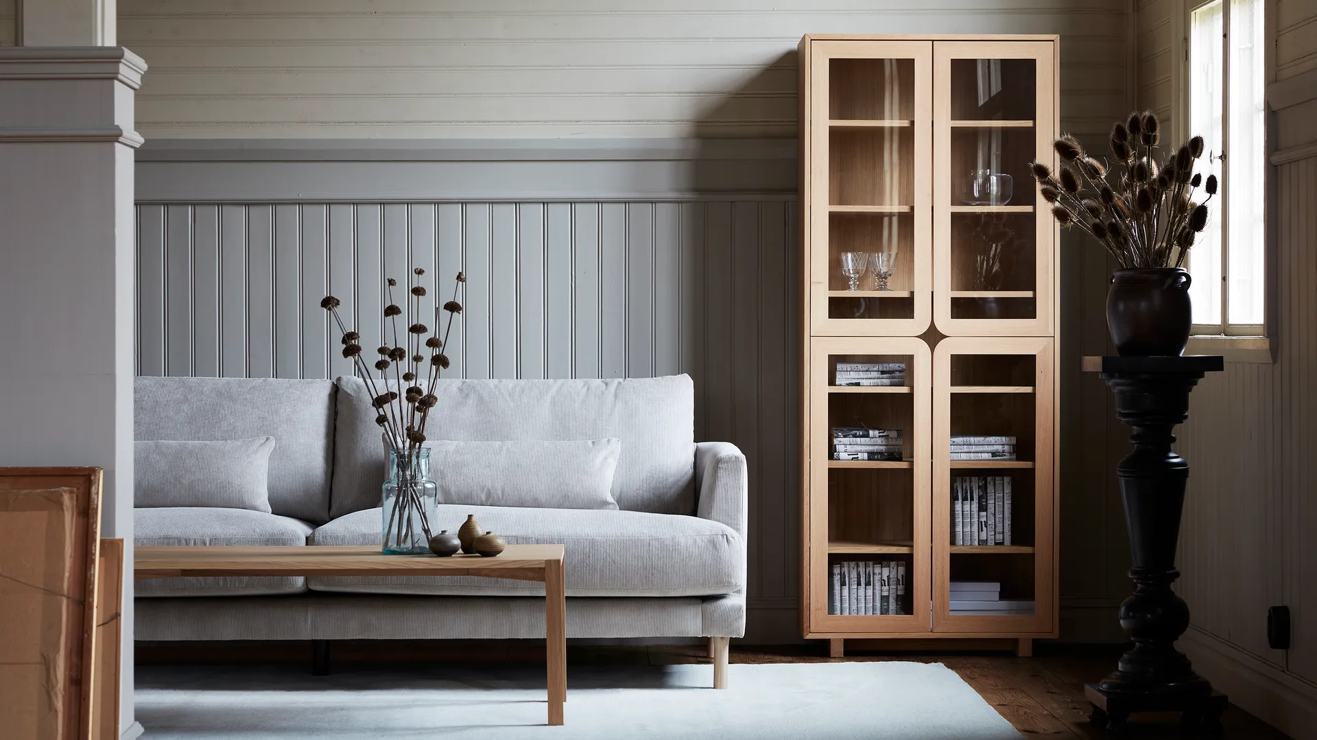 Vidja hight display cabinet, White pigmented oak 1898