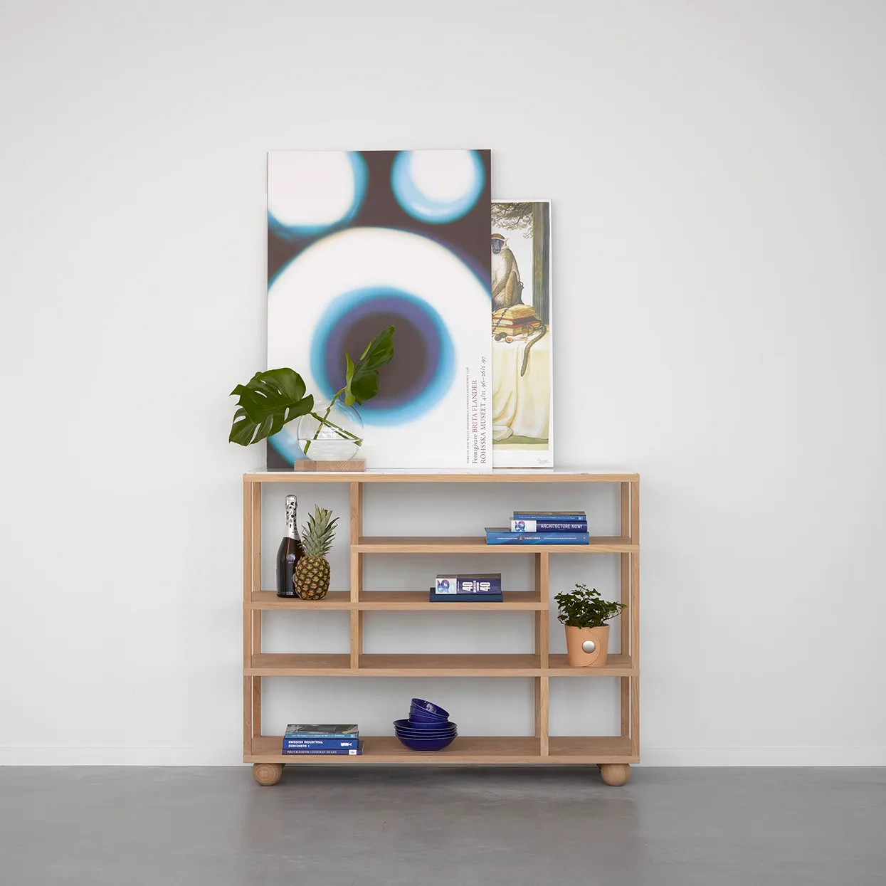 Show shelf with marble top, white-oiled oak A2