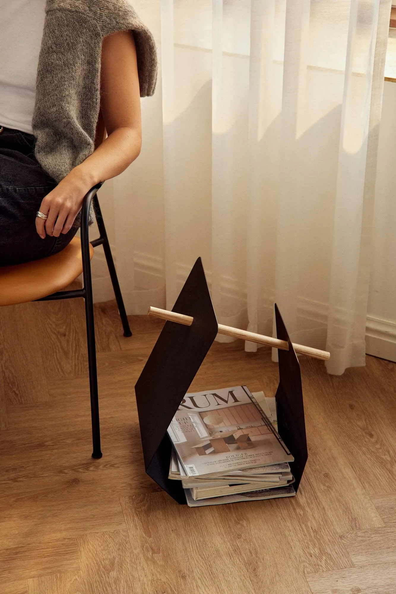Edge magazine rack, Black (black) Andersen Furniture