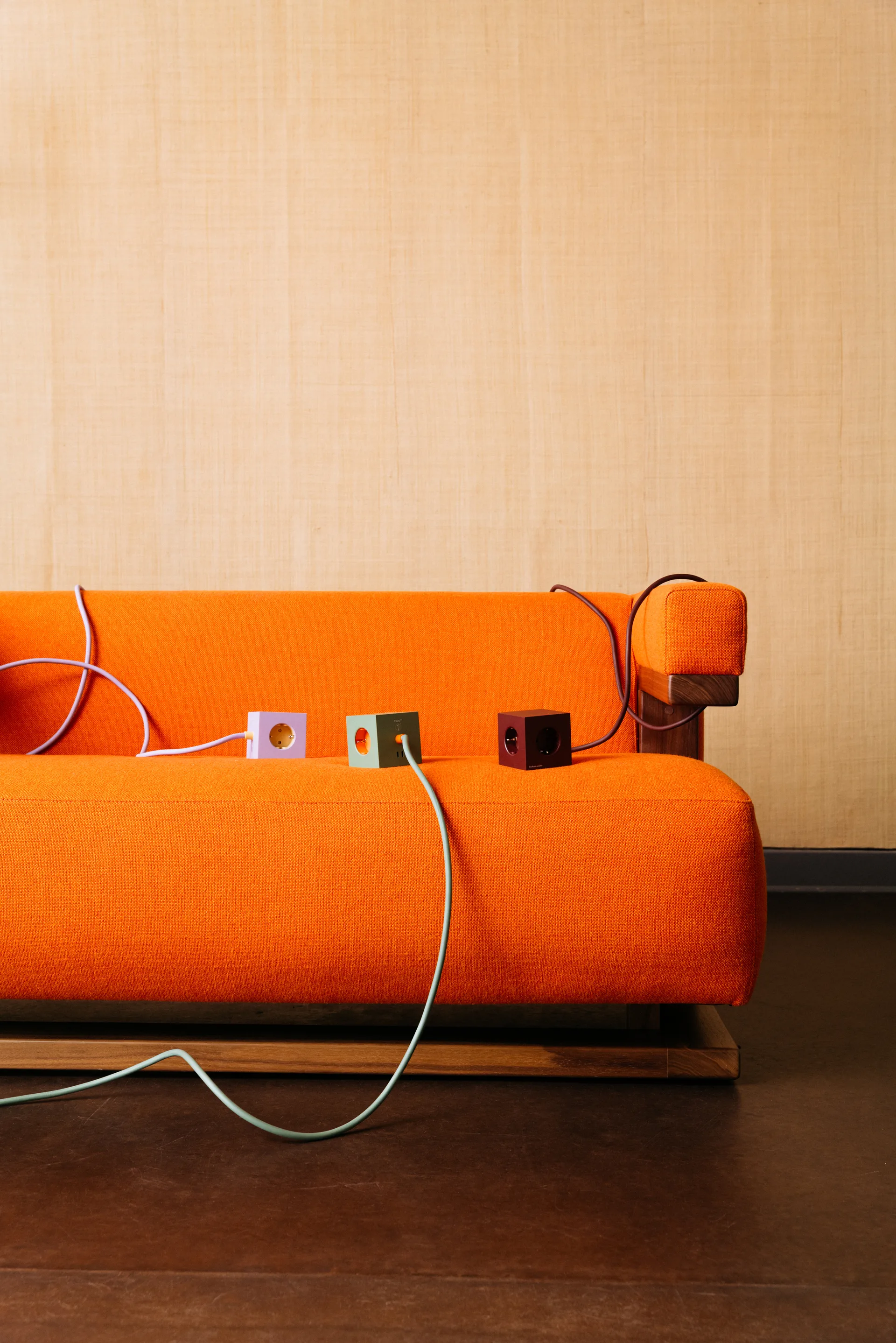 AVOLT x Bauhaus-Archiv Square 1 power strip USB-C, Mulberry Red Avolt