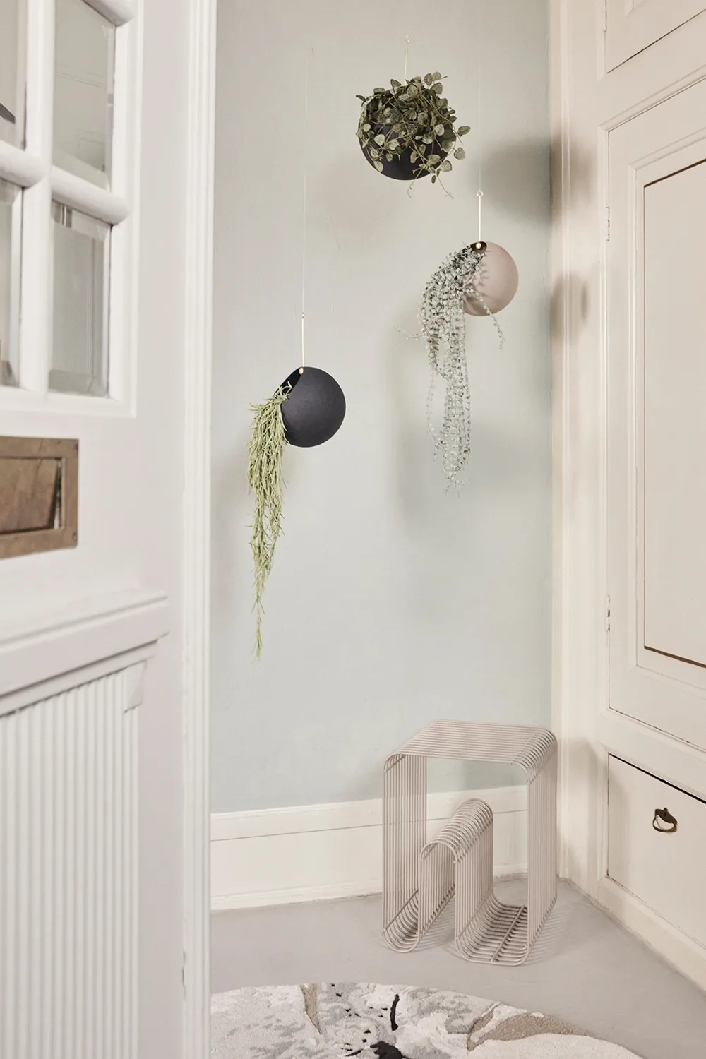 GLOBE hanging pot Ø17 cm h28 cm, Black AYTM