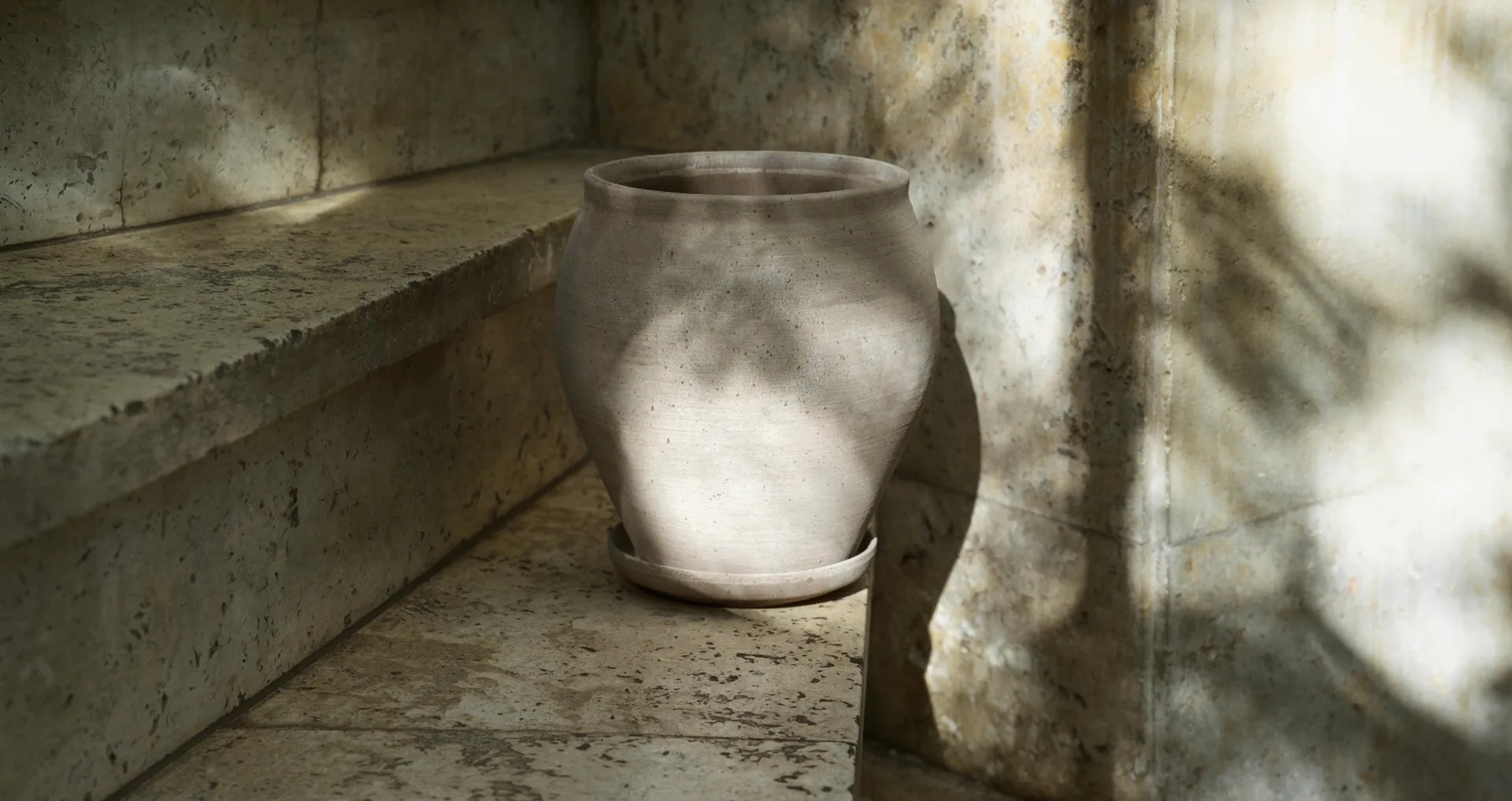 Delphi pot with saucer, 2 pieces, Grey, Ø20 cm Bergs Potter