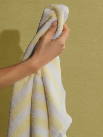 Arto towel - White-transparent yellow, 70x140 cm - blomus