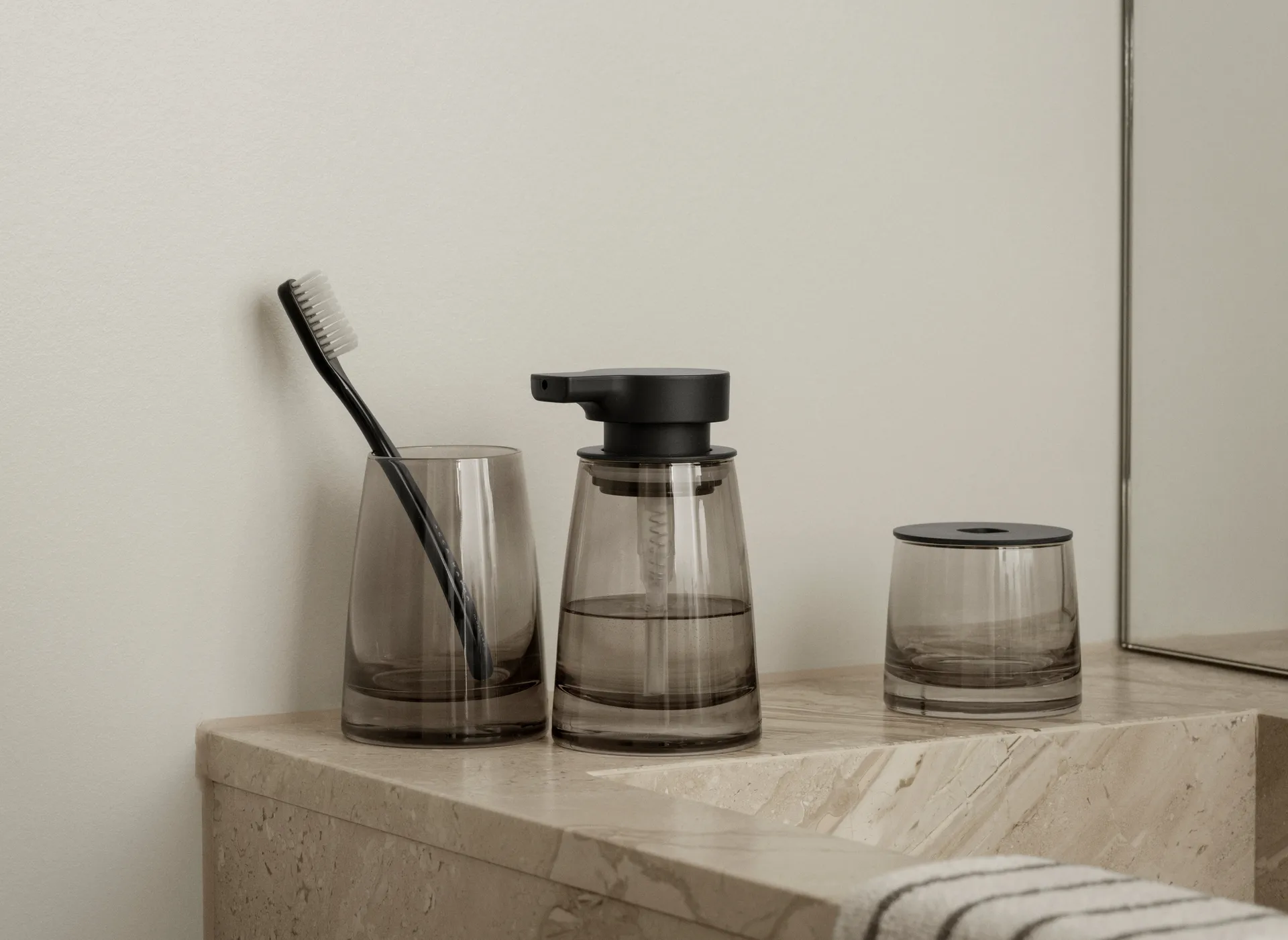 Ava toothbrush mug, Black blomus