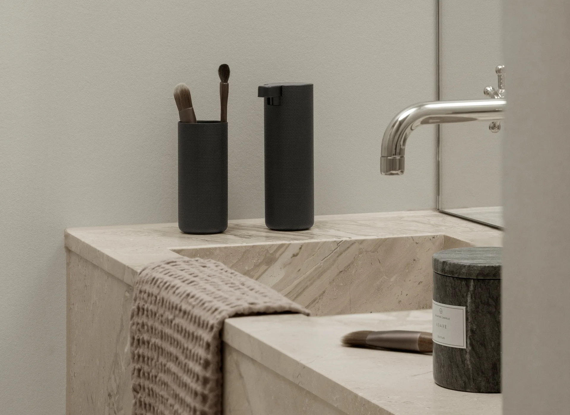 Modo Rof soap dispenser, Black, 165 ml blomus