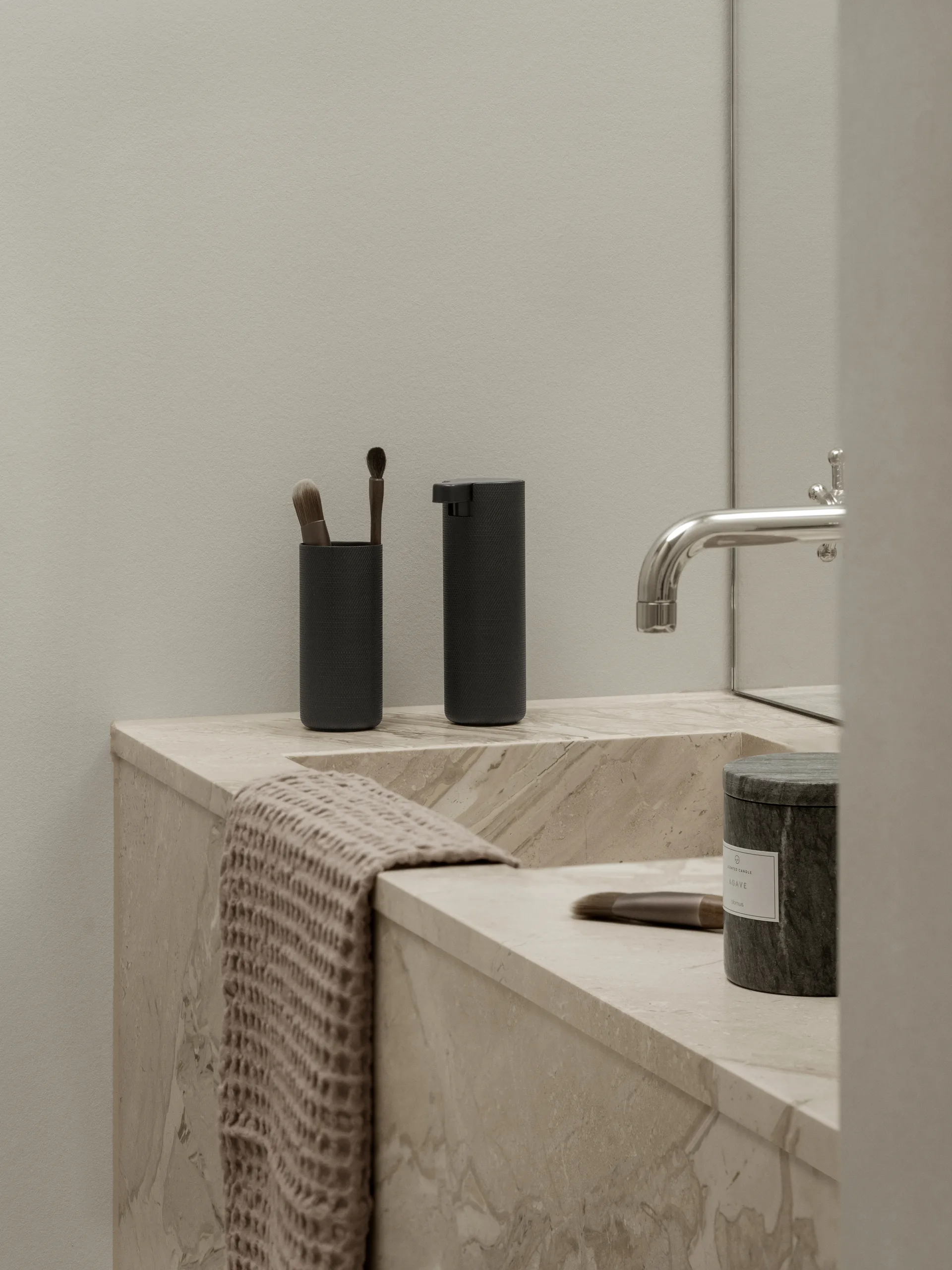 Modo Rof toothbrush holder, Black, Ø5.5x12 cm blomus