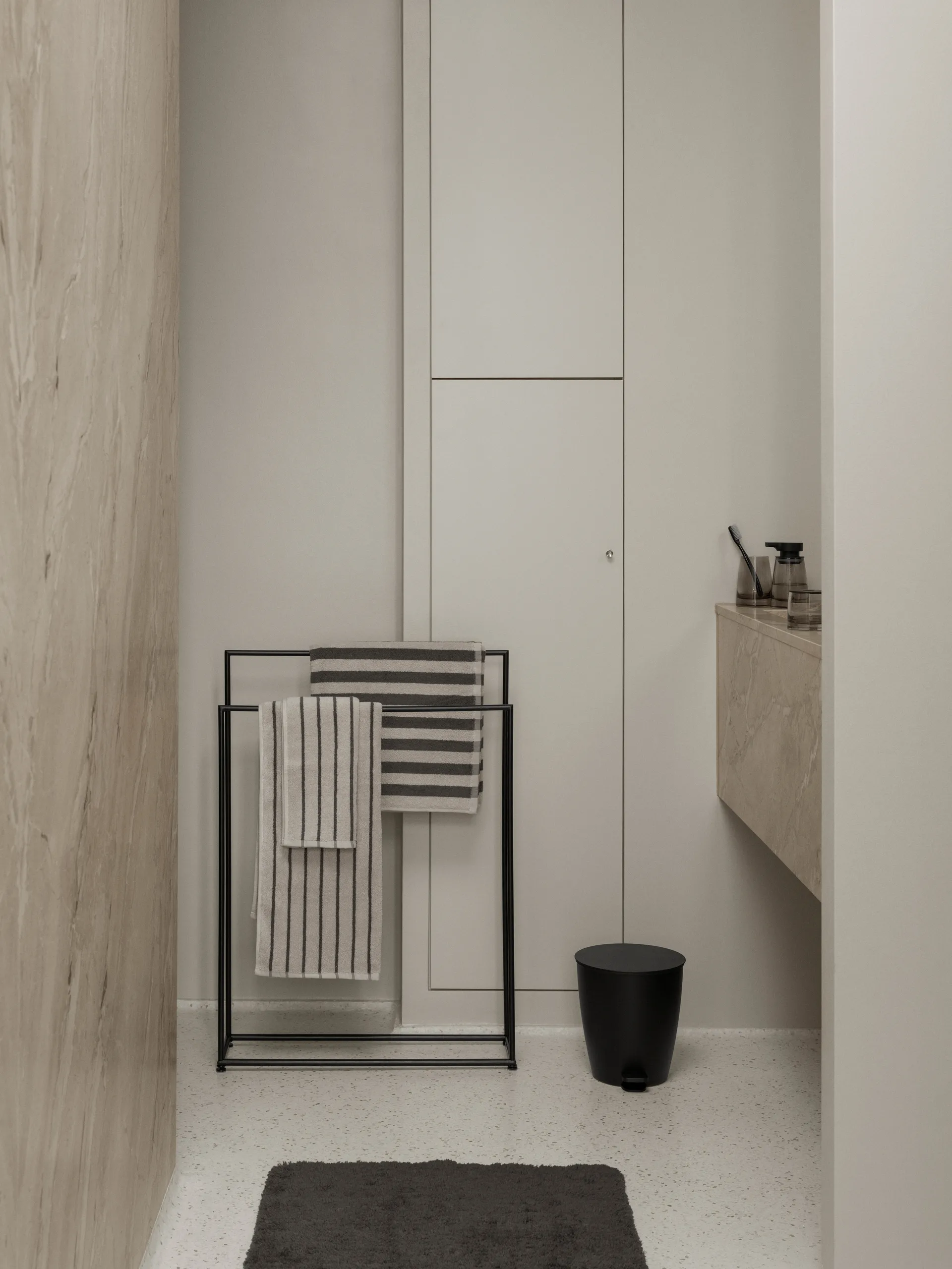 Modo towel rail, Black, 86x60x18.5 cm blomus