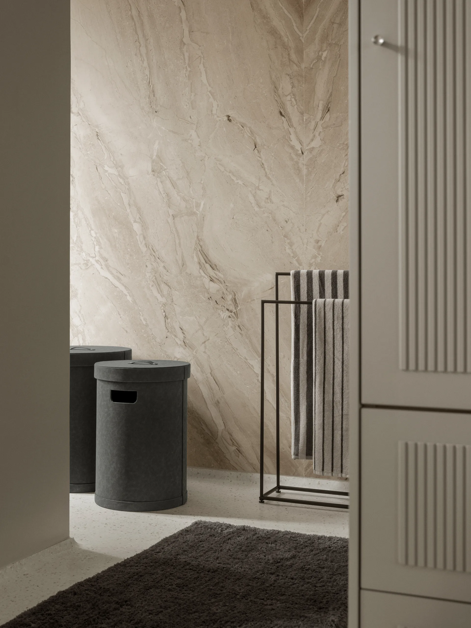 Modo towel rail, Black, 86x60x18.5 cm blomus