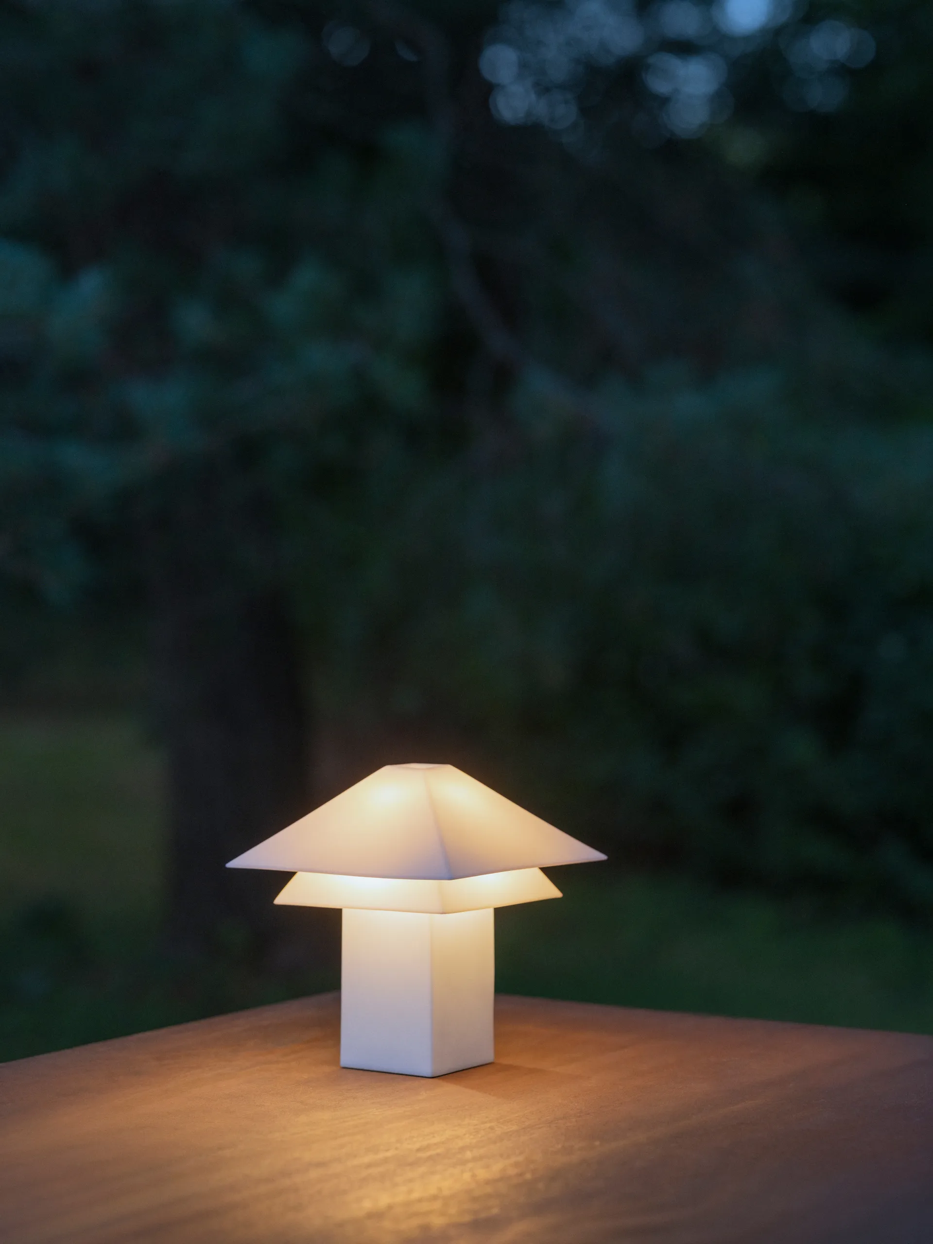 Sanaka portable table lamp, White blomus