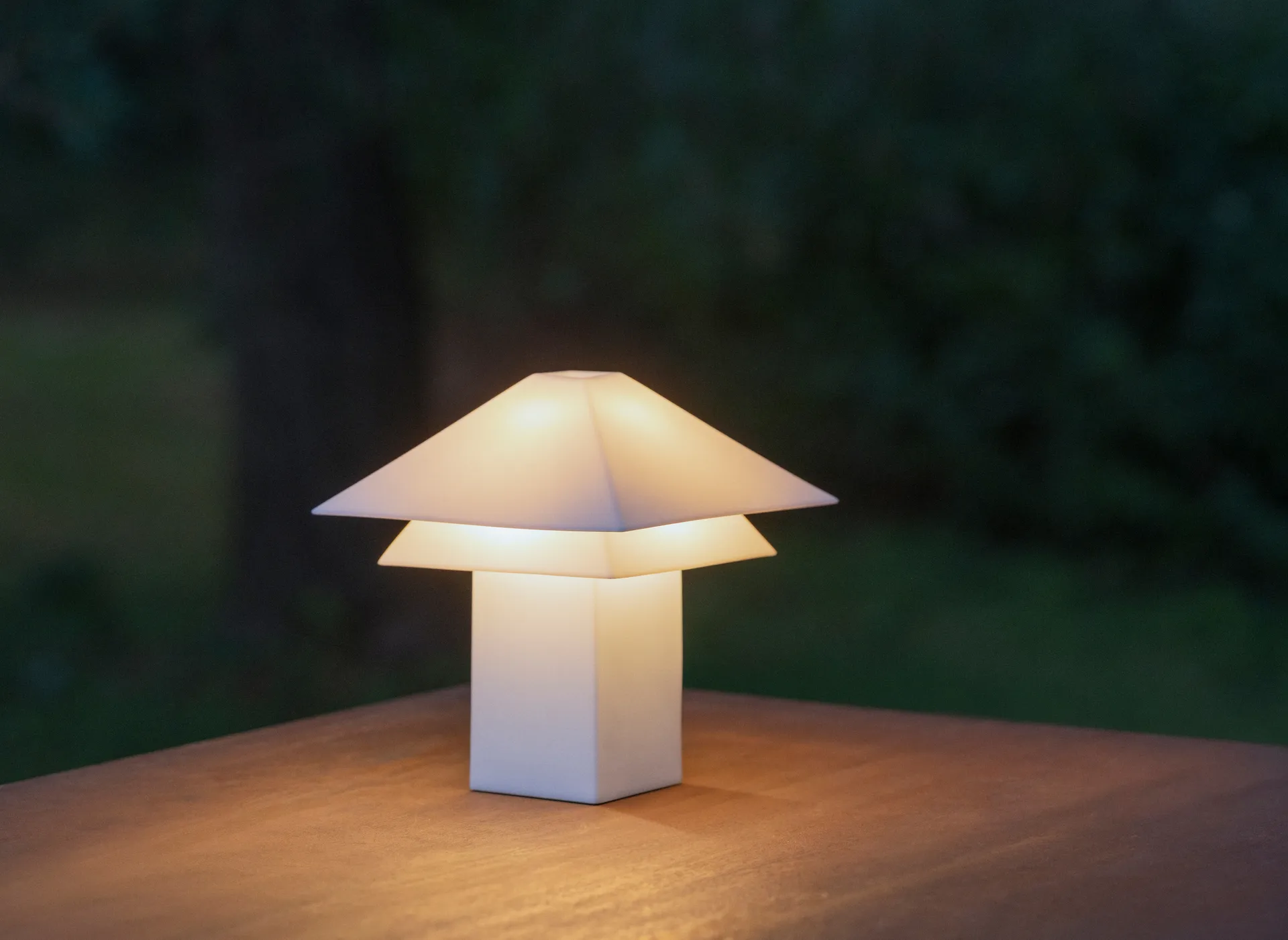 Sanaka portable table lamp, White blomus