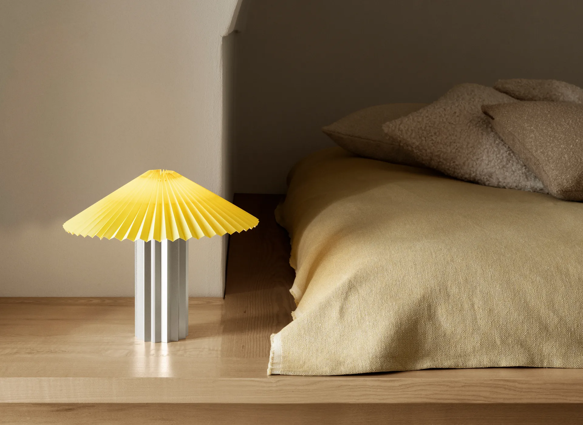 Taite table lamp, Cream gold, Ø36.5x31 cm blomus