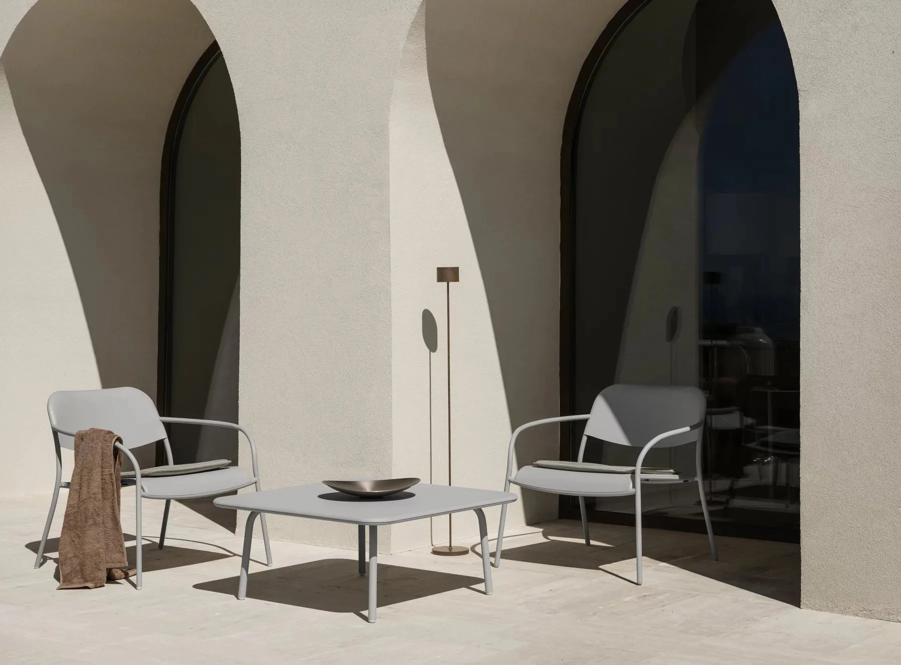 YUA lounge table 80x80 cm, Silk grey blomus