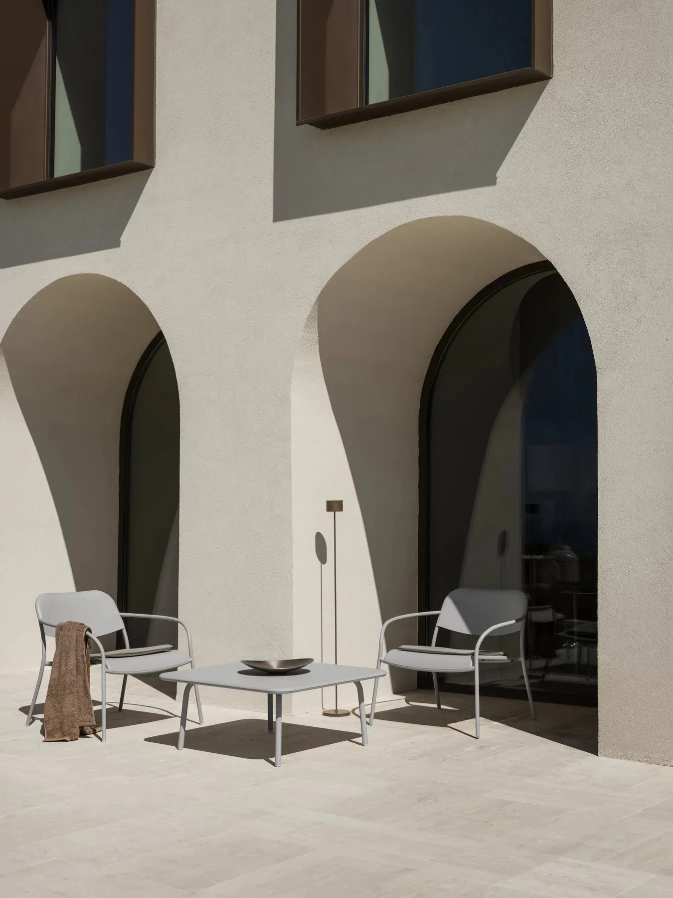 YUA lounge table 80x80 cm, Silk grey blomus