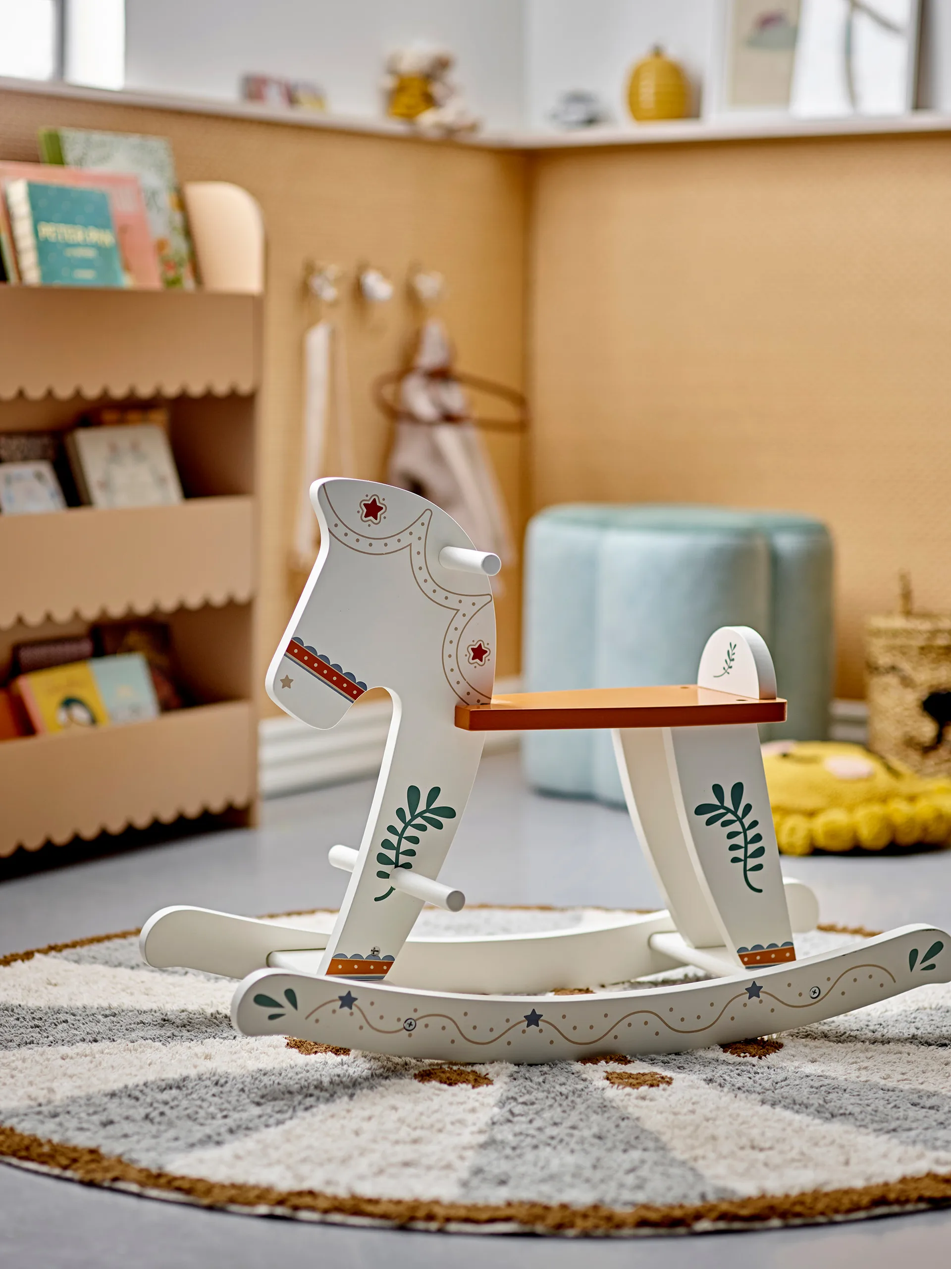 Ruddy rocking horse, White Bloomingville
