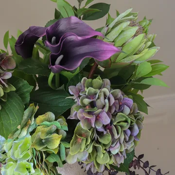 Aubergine Bloom artificial bouquet - Calla–hydrangea–king protea, 106 cm, 12 pcs - Botané