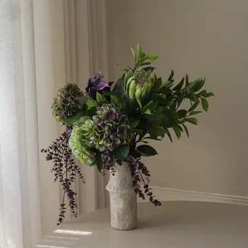 Aubergine Bloom artificial bouquet - Calla–hydrangea–king protea, 106 cm, 12 pcs - Botané
