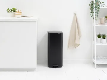 Bo pedal bin 30 L - Matt Black - Brabantia