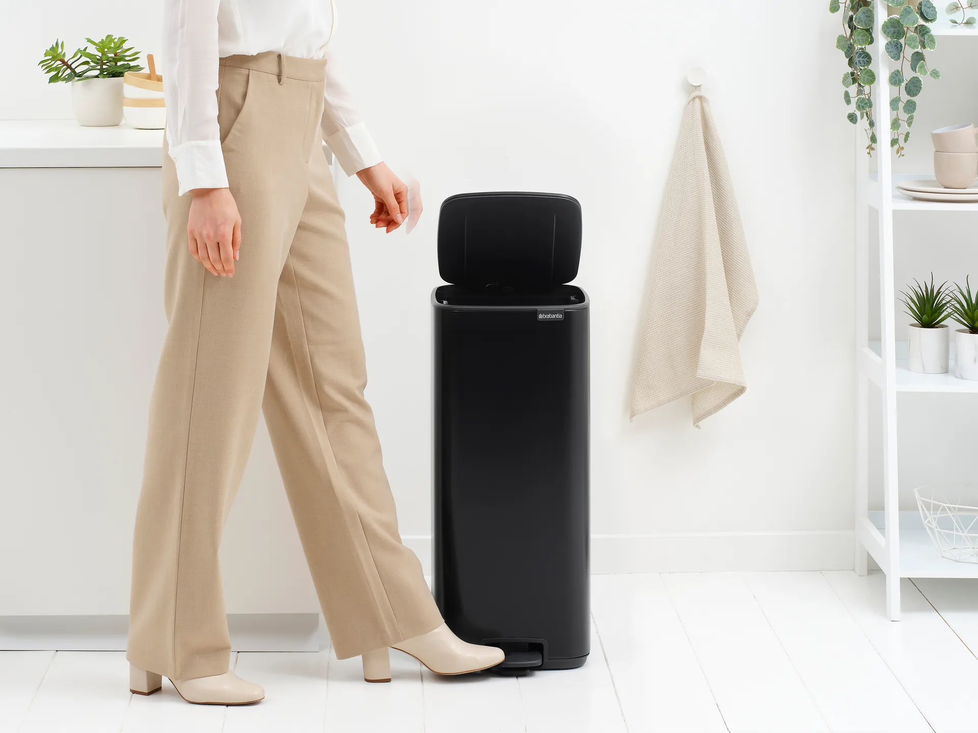 Bo pedal bin 30 L, Matt Black Brabantia