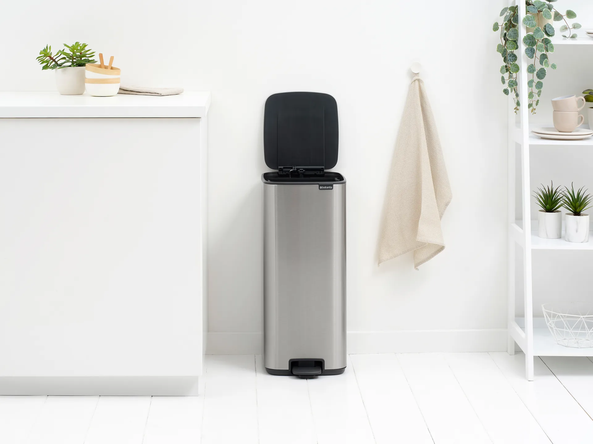 Bo pedal bin 30 L, Matte Steel Fingerprint Proof Brabantia