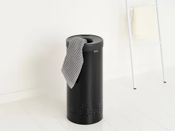 Brabantia laundry basket with plastic lid 35 L - Matte black - Brabantia