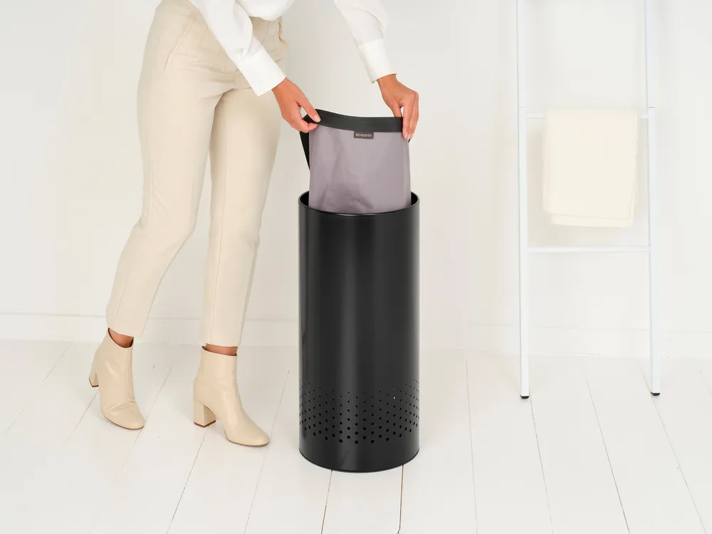 Brabantia laundry basket with plastic lid 35 L, Matte black Brabantia