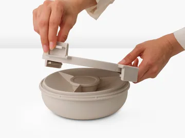Make & Take sallad bowl. 1.3 L - Soft Beige - Brabantia