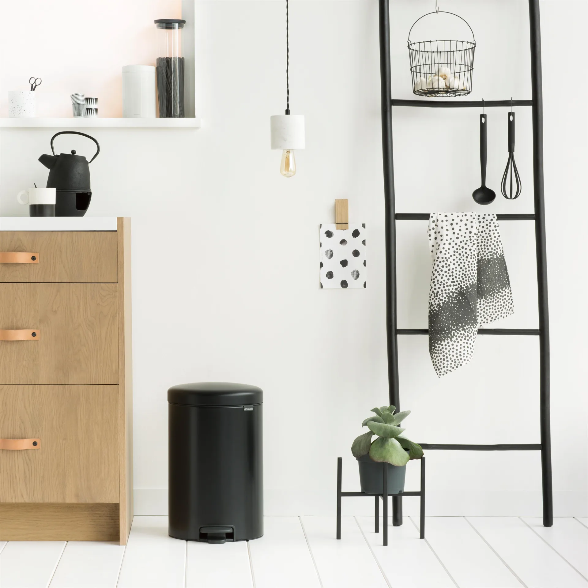 New Icon pedal bin 20 liter, matte black Brabantia