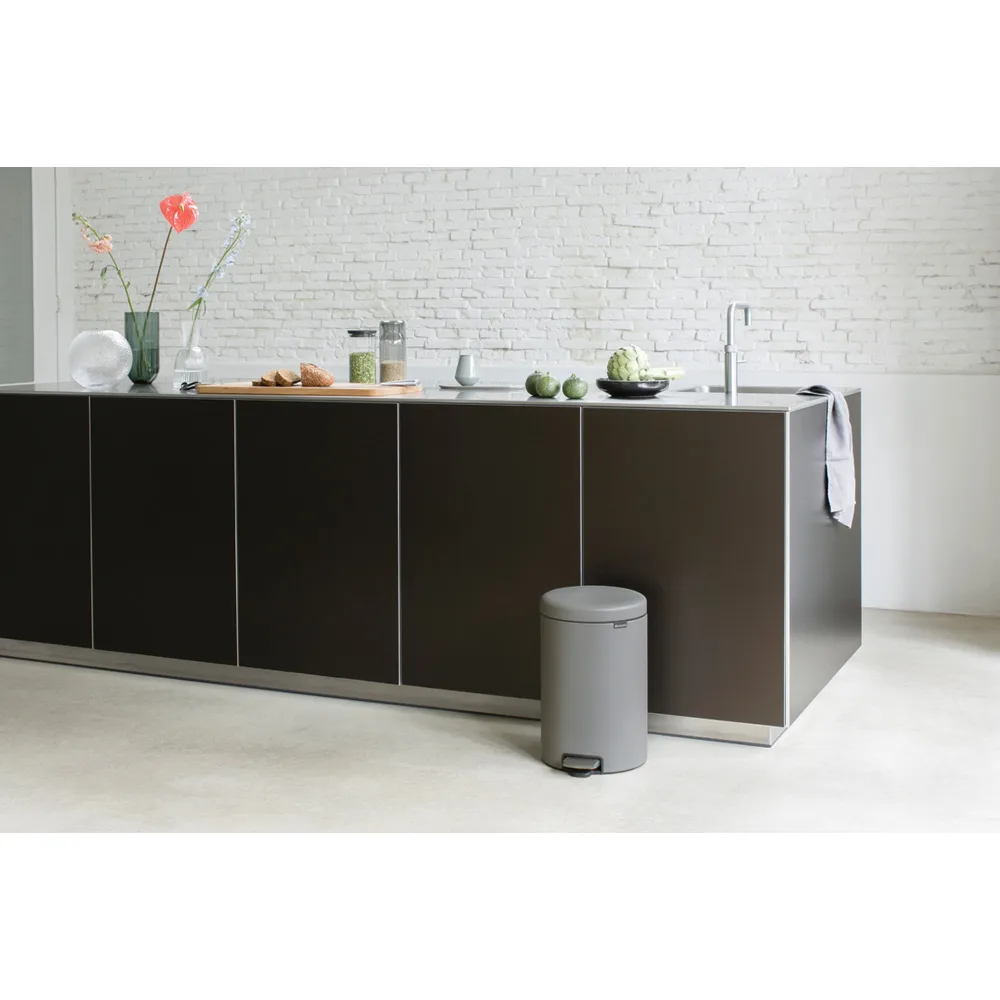 New Icon pedal bin 20 liter, Mineral concrete grey Brabantia