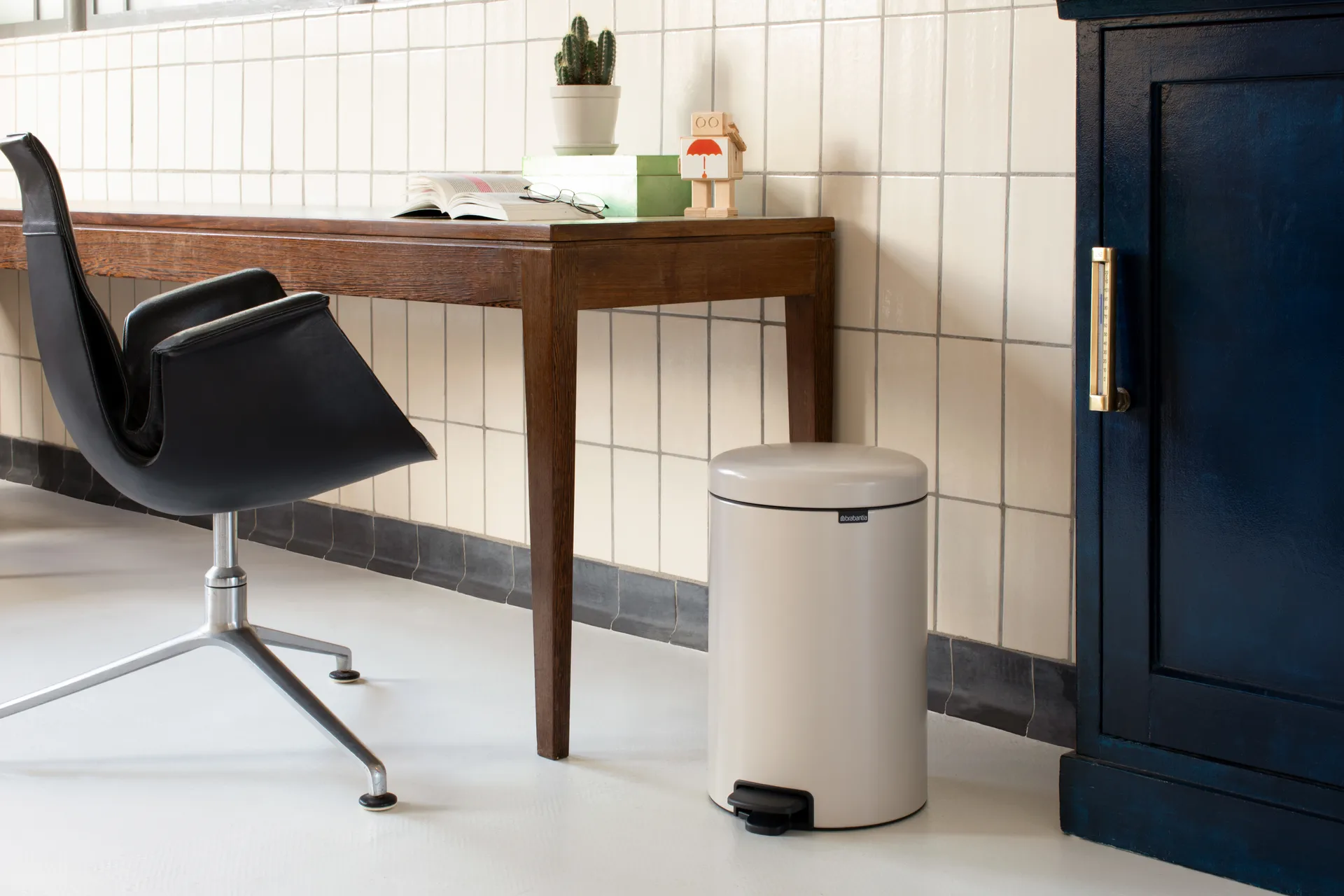 New Icon pedal bin 20 liter, Soft beige Brabantia