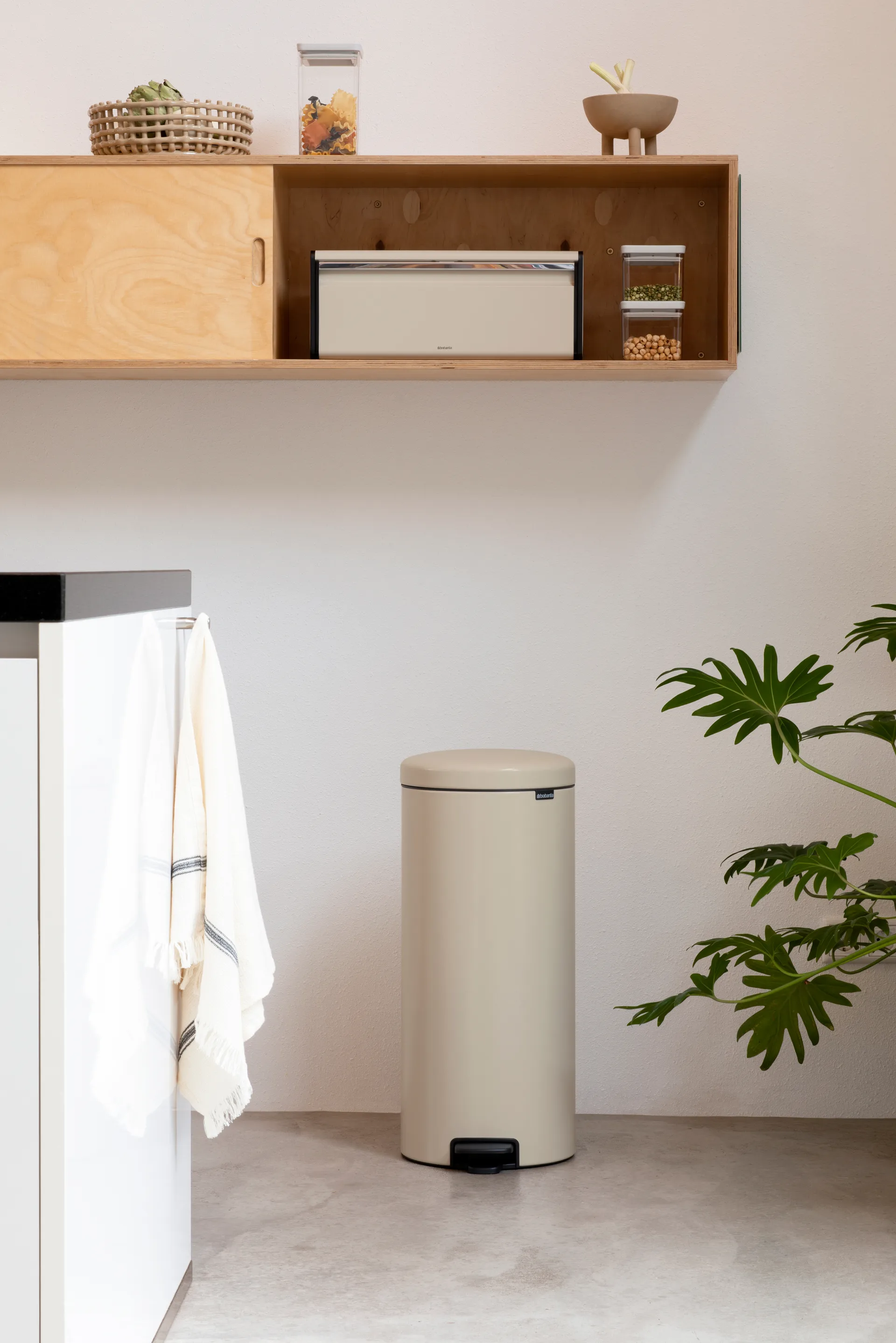 New Icon pedal bin 30 liter, Soft beige Brabantia