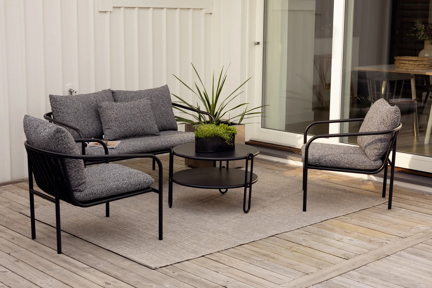 Bendt armchair, Black-teddy ant Brafab