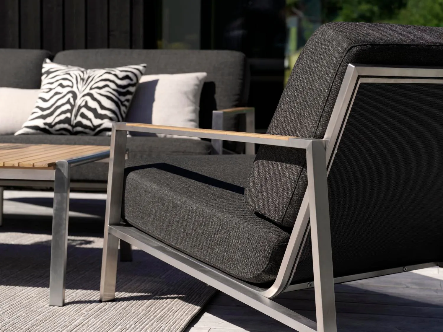 Naos armchair, Stainless steel-nearly black Brafab