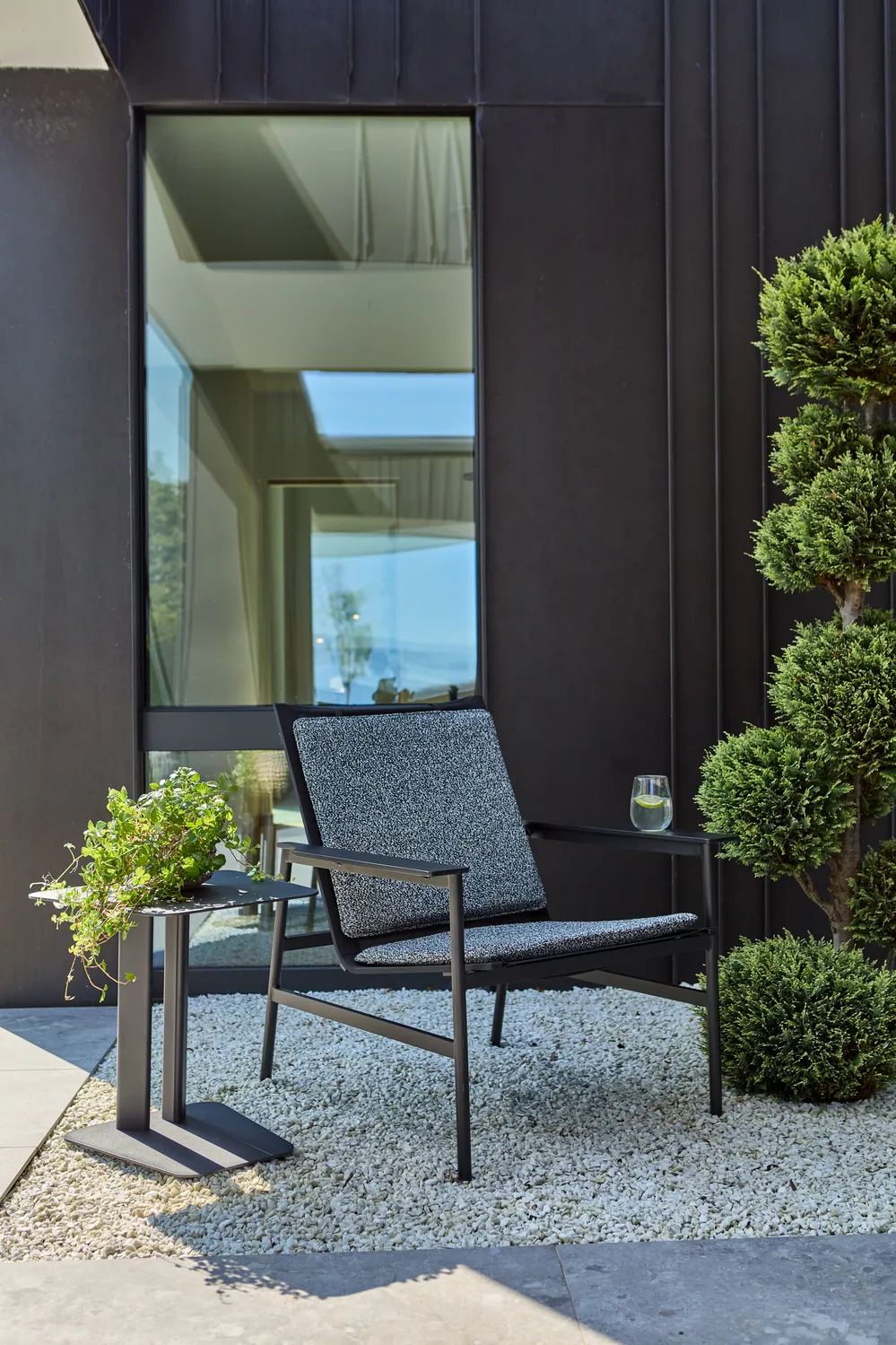 Soro lounge armchair, Black-teddy ant Brafab