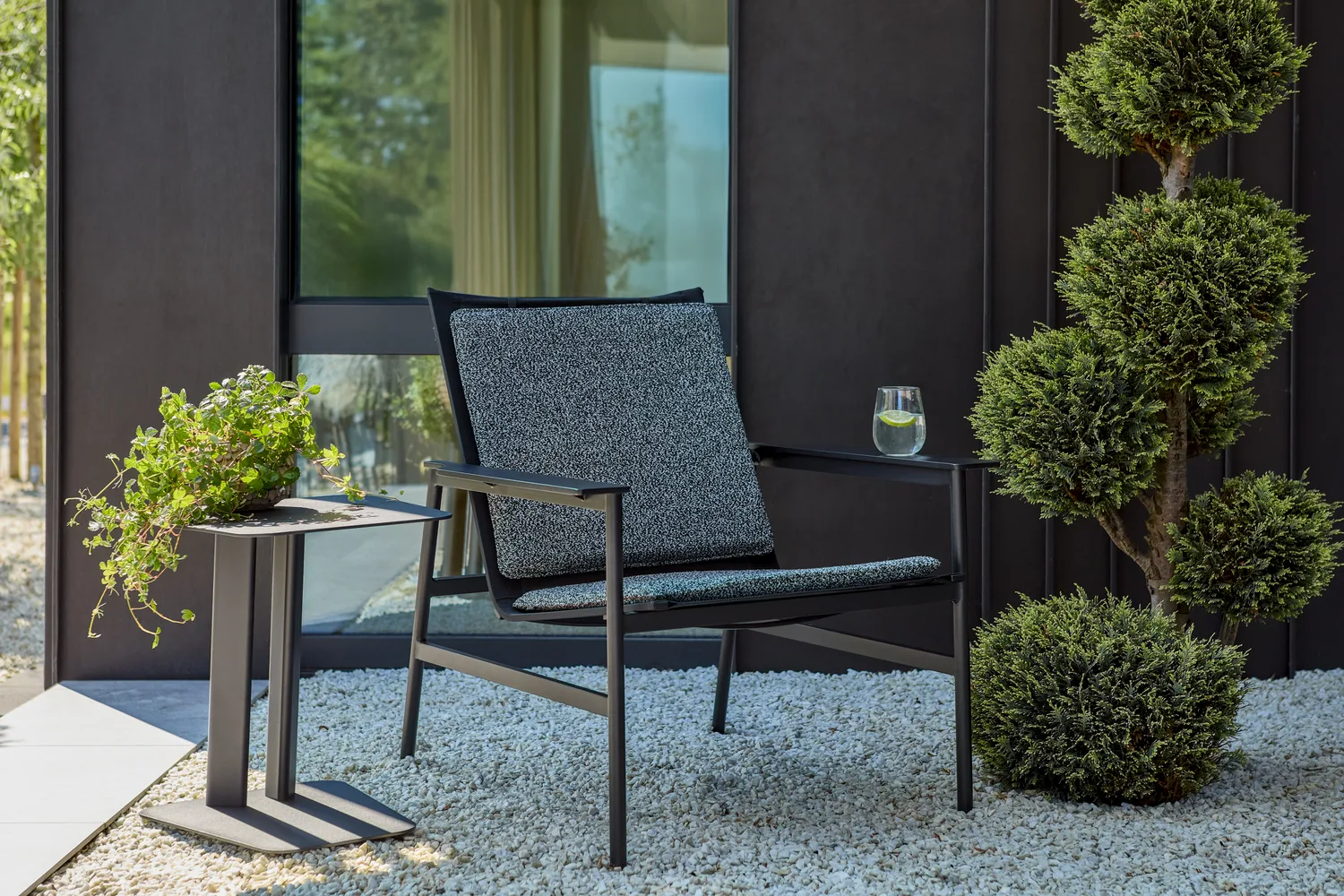 Soro lounge armchair, Black-teddy ant Brafab
