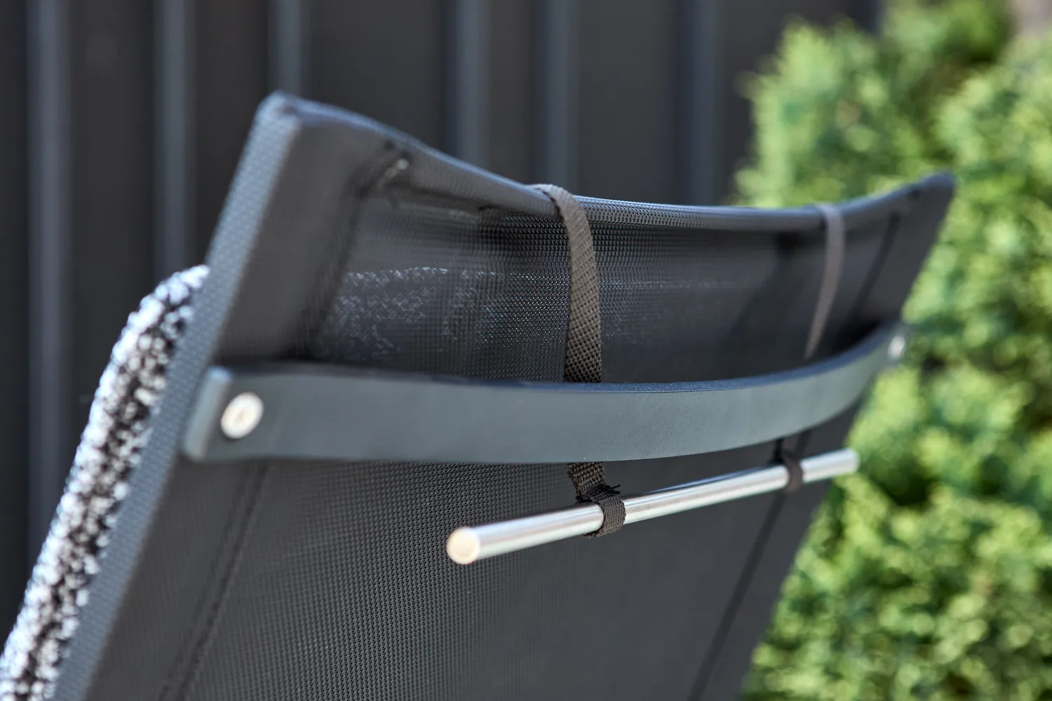 Soro lounge armchair, Black-teddy ant Brafab