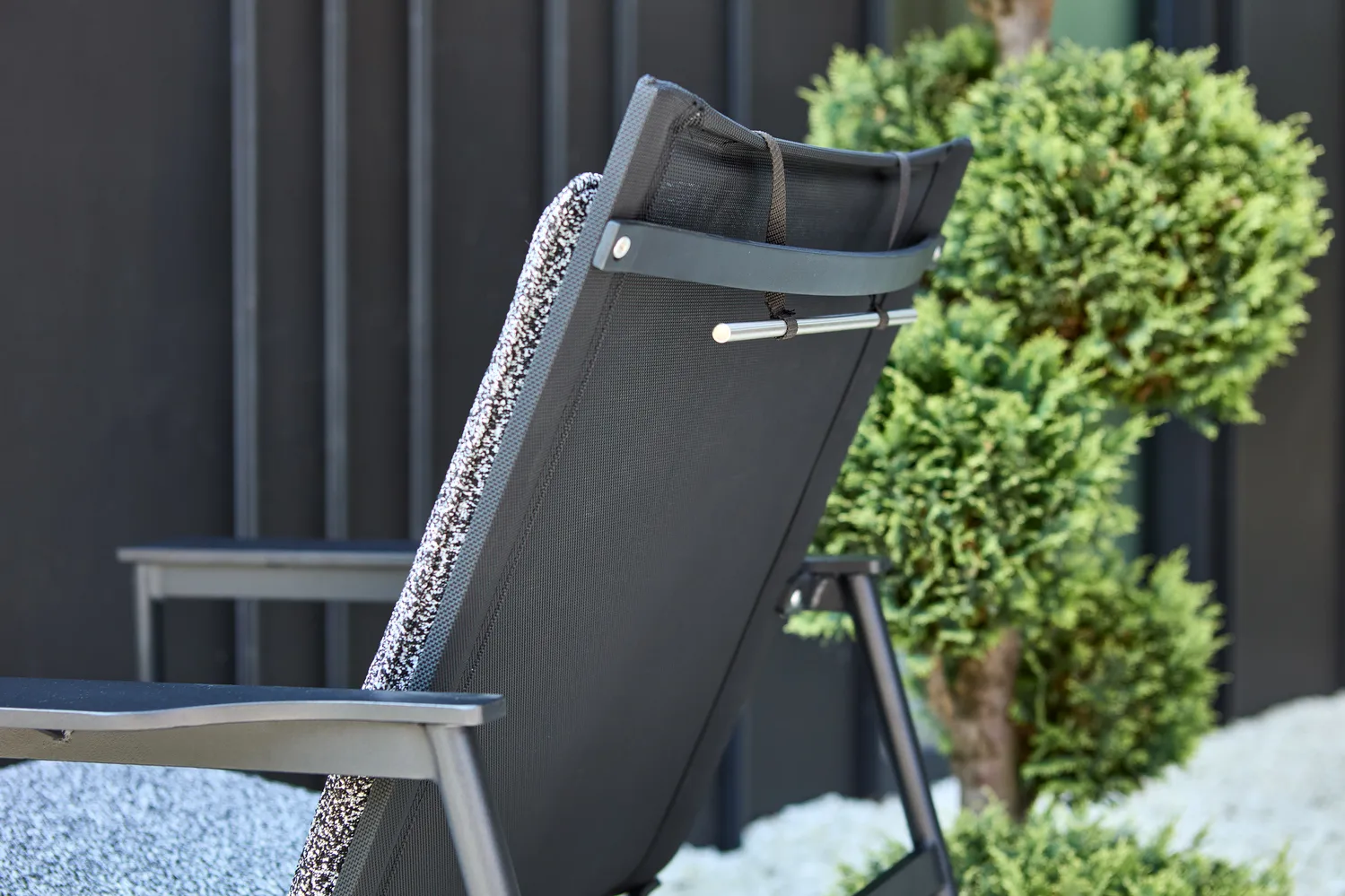 Soro lounge armchair, Black-teddy ant Brafab