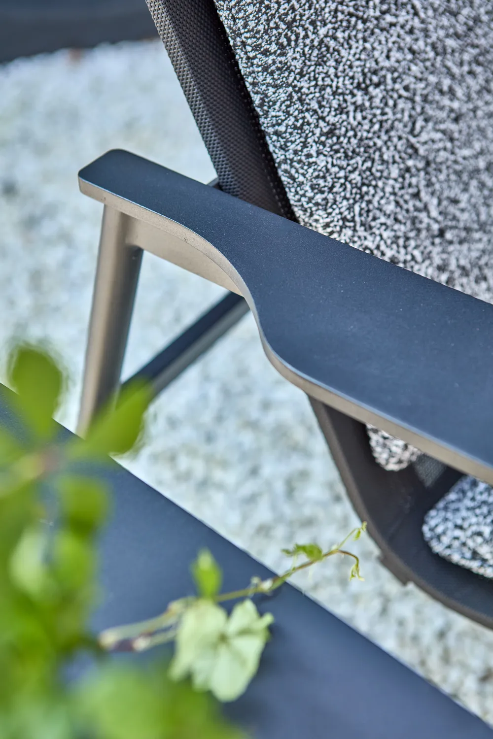 Soro lounge armchair, Black-teddy ant Brafab