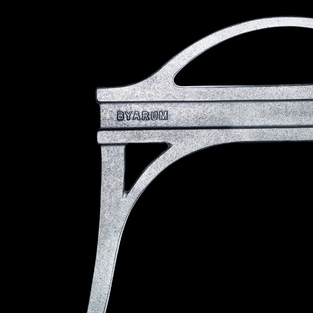 Lessebo bench, Mahogany, raw aluminum stand Byarums bruk