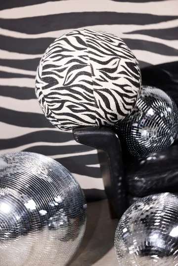 Anima cushion Ø35 cm - Zebra-black - Byon