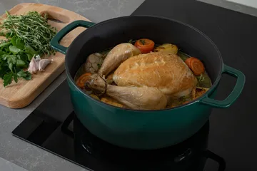 Combekk Enameled cast iron casserole Ø24 cm - Holly Green-gold knob - Combekk