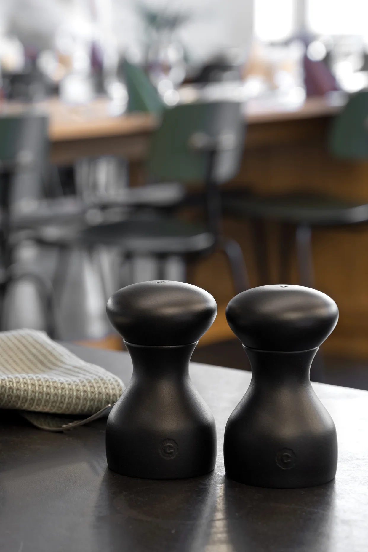 Lyon salt and pepper mill set, Black, 2-piece Crushgrind