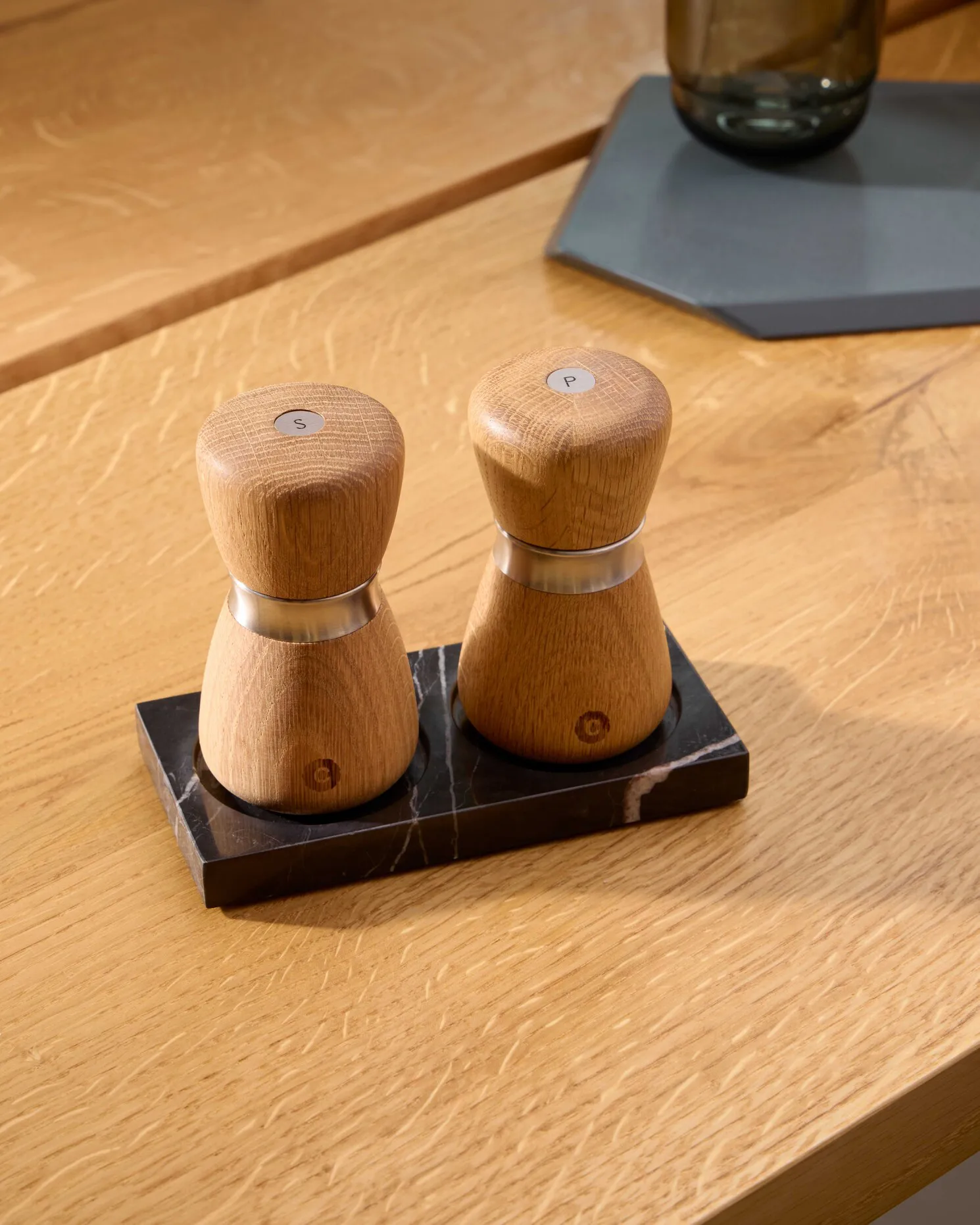 Tabletopper spice grinder stand, Black marble Crushgrind