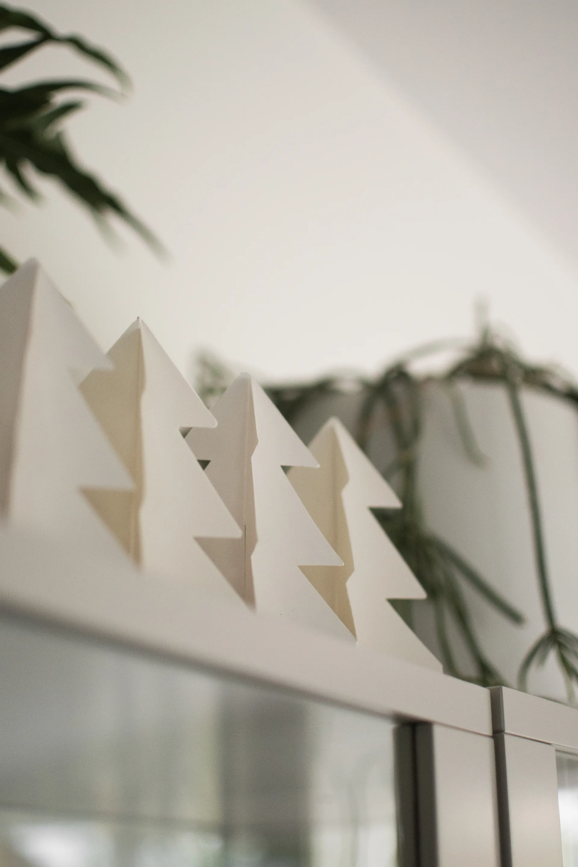 Tree in a row decoration, White, 7x60 cm DBKD