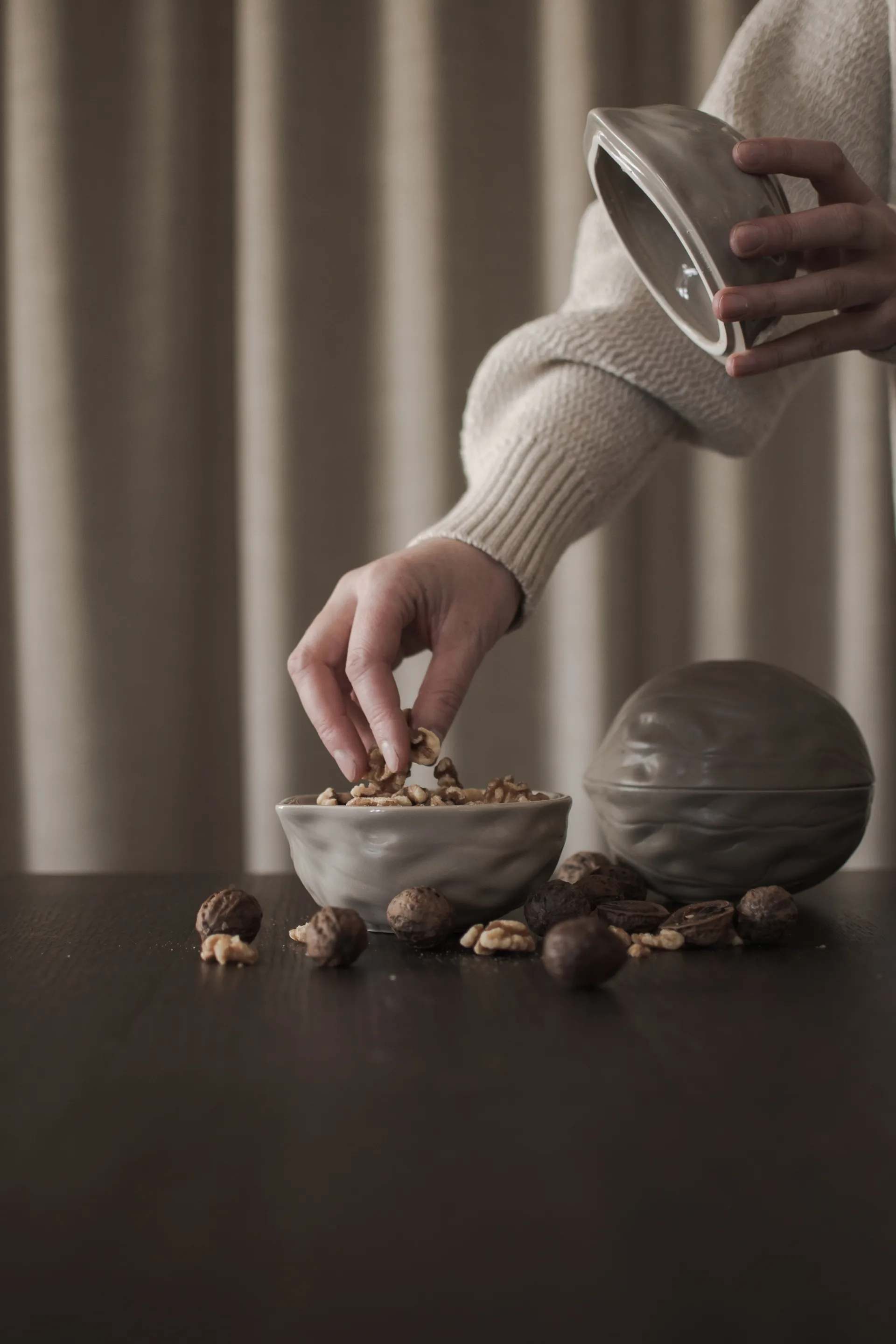 Walnut bowl with lid, Shiny mole DBKD