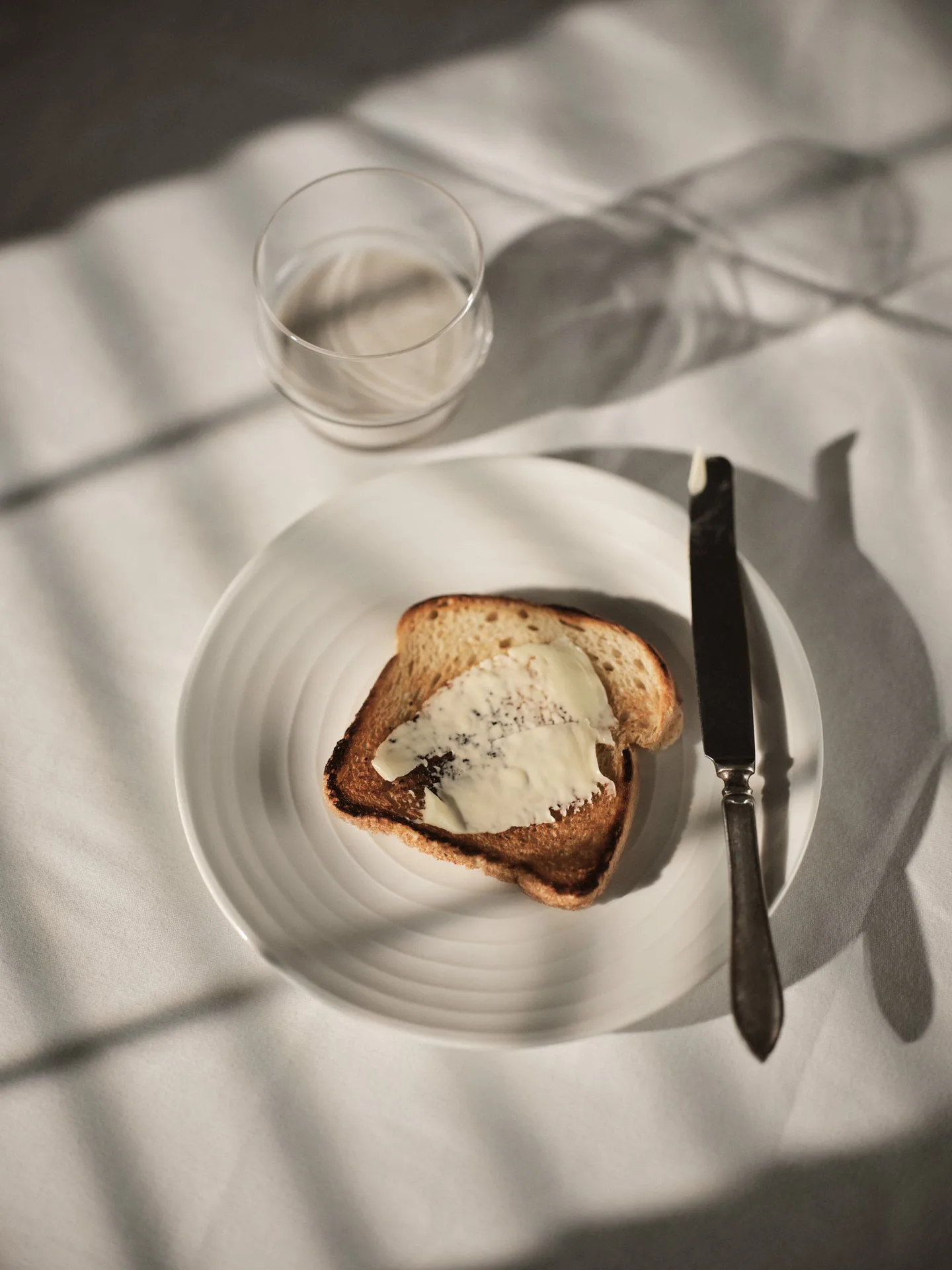 Blond plate small, stripe white Design House Stockholm