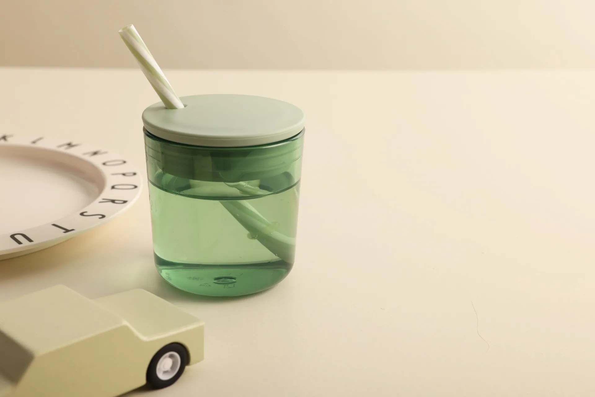 Design Letters straw with lid, Green Design Letters